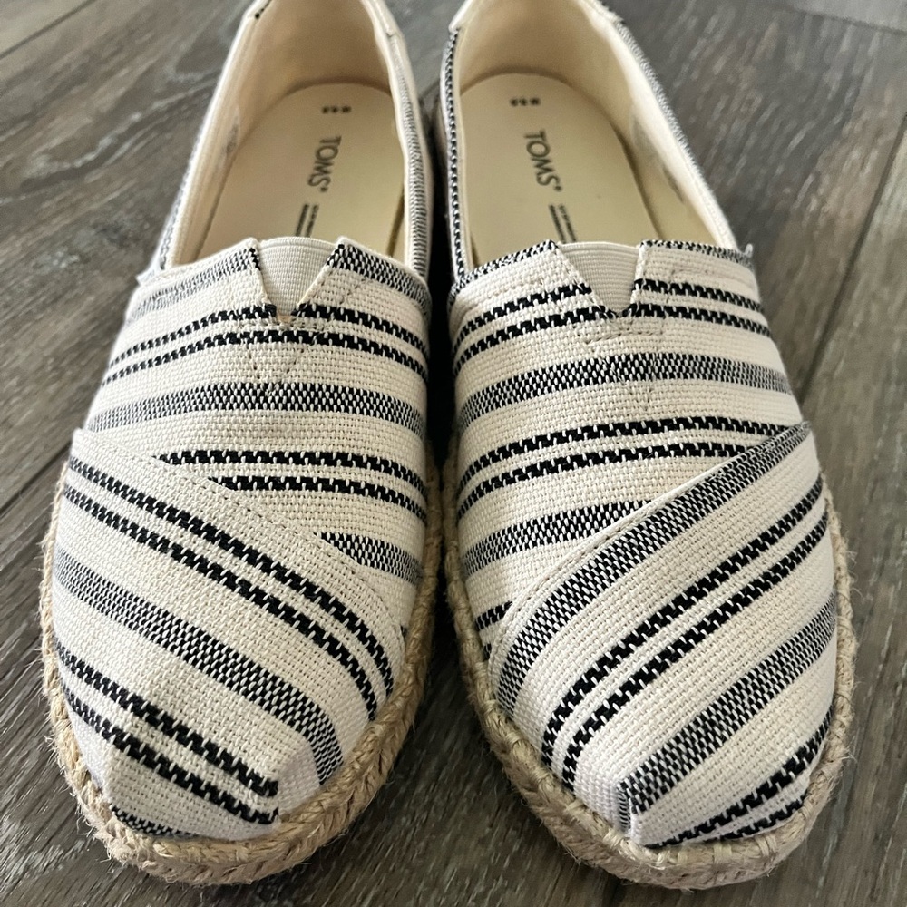 Size 8.5 W TOMS flats, like new